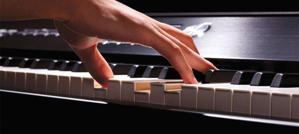 pianist som trykker på tangenter